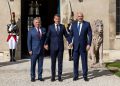 الملك والرئيسان الفرنسي واللبناني يعقدون لقاء ثلاثيا في باريس