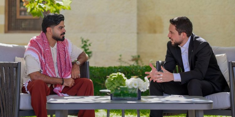 ولي العهد يلتقي صانع المحتوى والرحالة جو حطاب