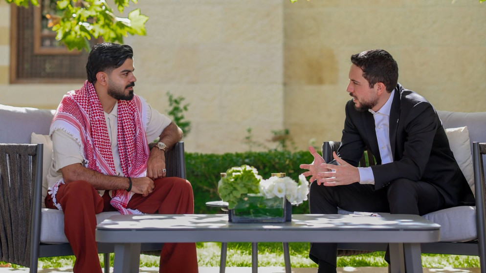 ولي العهد يلتقي صانع المحتوى والرحالة جو حطاب