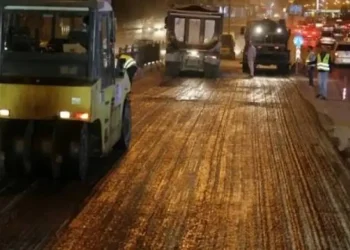قشط وتعبيد شوارع في منطقتي الجبيهة وزهران