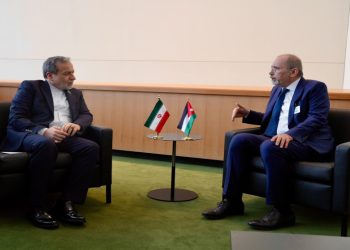 الصفدي خلال لقائه عراقجي يجدد إدانة الاعتداءات الإيرانية على الأردن ودول الخليج