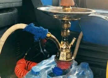 ضبط سائق يدخن الأرجيلة أثناء القيادة على طريق المطار
