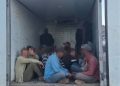 ضبط مركبة شحن تقل 26 راكبًا في الصندوق الخلفي بمنطقة غور الصافي