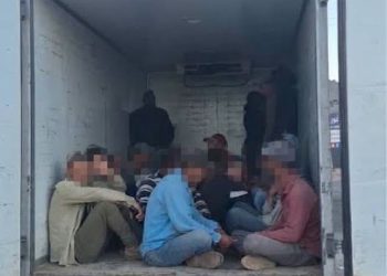 ضبط مركبة شحن تقل 26 راكبًا في الصندوق الخلفي بمنطقة غور الصافي