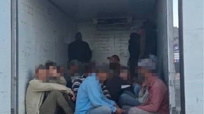 ضبط مركبة شحن تقل 26 راكبًا في الصندوق الخلفي بمنطقة غور الصافي
