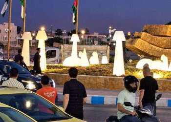 شرطة مادبا تُثني شخصًا هدّد بالانتحار بعد أن سكب على نفسه مادّة بترولية