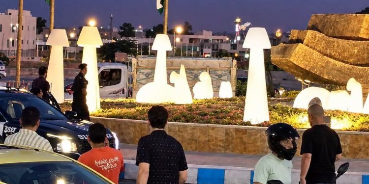 شرطة مادبا تُثني شخصًا هدّد بالانتحار بعد أن سكب على نفسه مادّة بترولية