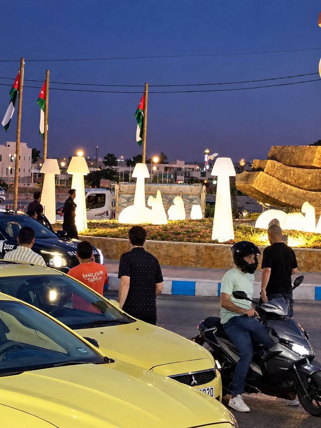 شرطة مادبا تُثني شخصًا هدّد بالانتحار بعد أن سكب على نفسه مادّة بترولية