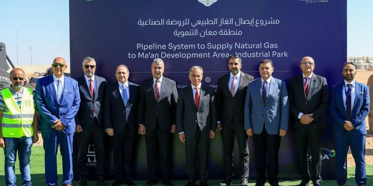 رئيس الوزراء يضع حجر الأساس لمشروع إيصال الغاز الطَّبيعي لمدينة الروضة الصناعية