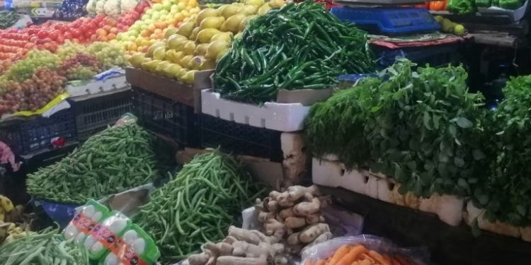 ساطور ومطاردة وسرقة.. 5 سنوات أشغال مؤقتة لبائع خضار في عمان