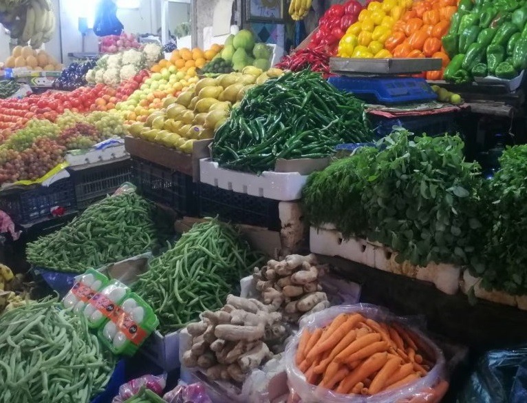 ساطور ومطاردة وسرقة.. 5 سنوات أشغال مؤقتة لبائع خضار في عمان