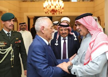 العيسوي ينقل تعازي الملك وولي العهد إلى السفير البحريني بوفاة شقيقه