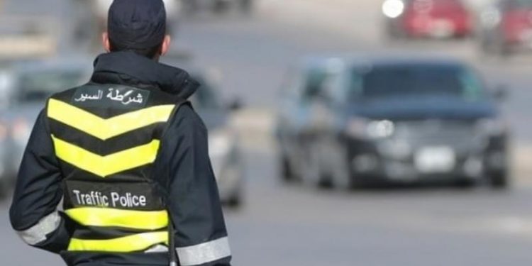 التقرير المروري.. سرعات جنونية وتلاعب بلوحات المركبات ومخالفات خطرة