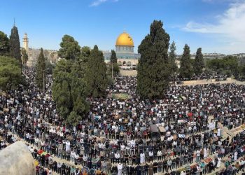 عشرات الآلاف يؤدون صلاة الجمعة في الأقصى رغم إجراءات الاحتلال