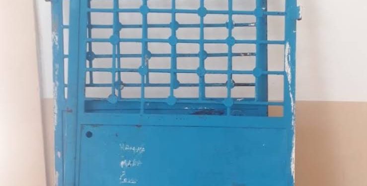 سقوط باب مدرسة في المفرق على طفلة يتسبب بعجز دائم