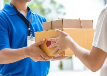مليونا طرد سنوياً في الأردن .. التجارة الإلكترونية تخلّف عبئاً بيئياً وصحياً