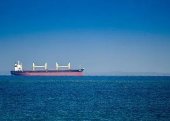 إيران تستهدف ناقلة نفط في مضيق هرمز