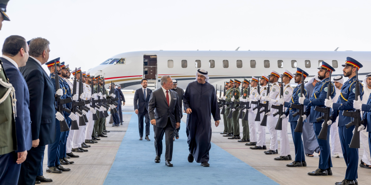 الملك يرافقه ولي العهد يصلان إلى دولة الإمارات
