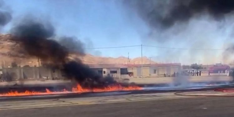 اشتعال صهريج نفطي يغلق الطريق بالكامل قرب مطار القويرة