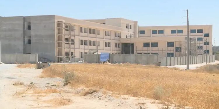 الأشغال: توقف العمل في مدرسة الطفيلة النموذجية بسبب آلية صرف النفقات