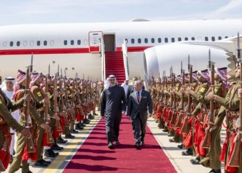 الملك يستقبل ولي عهد أبوظبي في العقبة قبيل إطلاق مشروع سكة الحديد