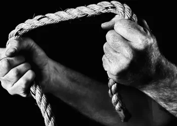 الأمن العام: شخص يقتل حدثا بضربه بأداة راضة وخنقه في الكرك