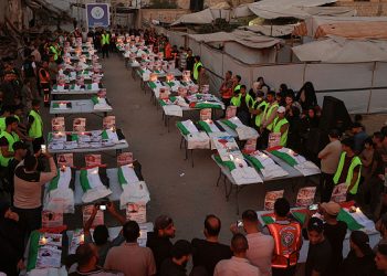 تشييع جثامين 75 شهيدا من تحت أنقاض مبانٍ في حي الدرج بمدينة غزة