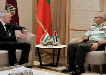 رئيس هيئة الأركان المشتركة يلتقي السفير الهنغاري ويبحثان التعاون المشترك
