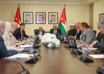 الحكومة تدرس تطوير الربط بالنقل العام إلى مطار الملكة علياء واستثمار أراضي الأوقاف