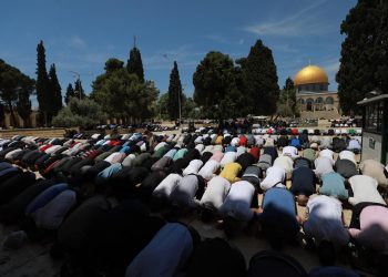 عشرات الآلاف يؤدون صلاة الجمعة في المسجد الأقصى