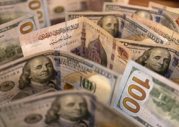 مصر.. هروب الأموال وارتفاع الدولار.. ماذا يحدث في الأسواق؟