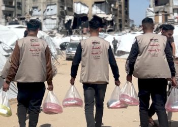الخيرية الهاشمية تواصل توزيع الخبز على الأسر في مخيمات النزوح بغزة