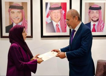 الصفدي يتسلّم رسالة موجهة إلى الملك من رئيس مجلس القيادة اليمني