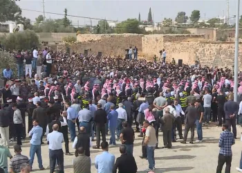 مندوبا عن الملك .. حسان يشارك في مراسم تشييع شهداء كنيسة حمود