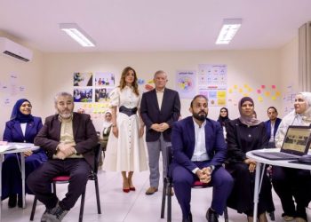 الملك والملكة يزوران مدرسة في العقبة بمناسبة اليوم العالمي للمعلمين