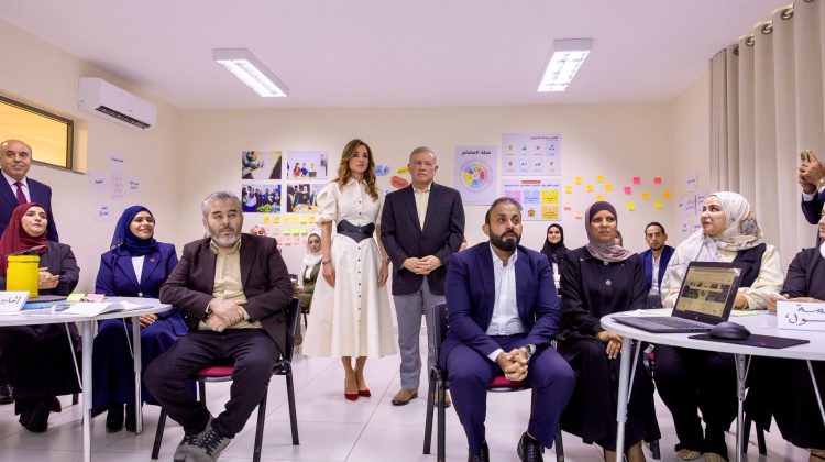 الملك والملكة يزوران مدرسة في العقبة بمناسبة اليوم العالمي للمعلمين