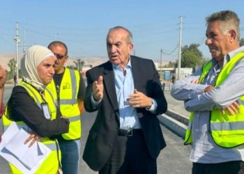 وزير الأشغال يتفقد مشروع توسعة طريق جسر الملك حسين