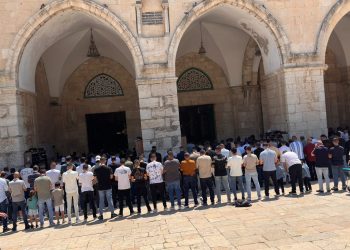عشرات الآلاف يؤدون صلاة الجمعة في الأقصى رغم تشديدات الاحتلال