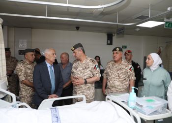 بتوجيهات ملكية .. رئيس الديوان الملكي يتابع الأوضاع الصحية لمصابي الاعتداء الإرهابي بالكرك ويطلع على احتياجاتهم