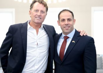 المهندس عماد النواصرة يستضيف مدير الاستخبارات الوطنية الأمريكية ريتشارد غرينيل في منزله بولاية ميشيغان