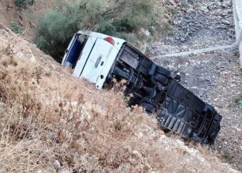 وفاة شخص وإصابة 40 آخرين َ إثر تدهور حافلة على طريق المطار
