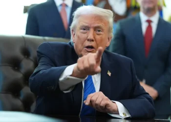 ترمب يهاجم الديمقراطيين: يريدون رفع علم فلسطين وتدنيس العلم الأمريكي