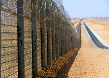 الجيش الإسرائيلي: القبض على مصري عبَر السياج الحدودي