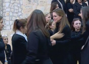 الملكة تقدم واجب العزاء بشهداء قرية حمود في الكرك