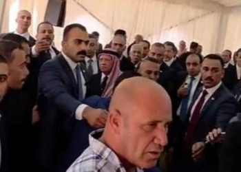 الملك يقدم واجب العزاء بشهداء الوطن في بلدة حمود بمحافظة الكرك
