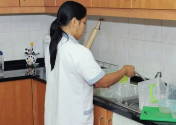 العمل تمنح أصحاب المنازل خيارين بشأن عاملات المنازل المخالفات