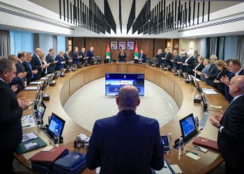 مجلس الوزراء يستهلّ جلسته بقراءة الفاتحة على أرواح شهداء الكرك