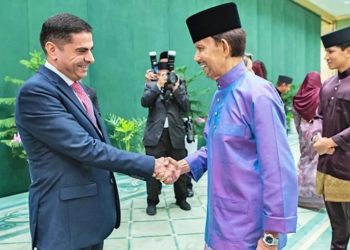 السفير العموش يقدم أوراق اعتماده لسلطان بروناي